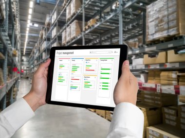 Ekip projesinin zaman çizelgesini gösteren bilgisayar ekranında, modern iş projesi yönetimi için proje planlama yazılımı