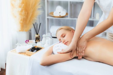 Kafkasyalı kadın müşteri stres önleyici spa masajının keyfini çıkarıyor ve lüks otel ya da oteldeki gündüz açık ortam güzellik salonunda güzellik teniyle eğleniyor. Sessiz.