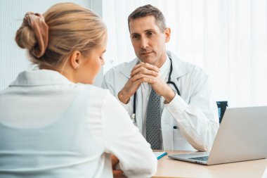 Profesyonel üniformalı doktor hastanedeki ya da klinikteki hastayı muayene ediyor. Sağlık, tıbbi ve doktor servis konsepti. Jivy