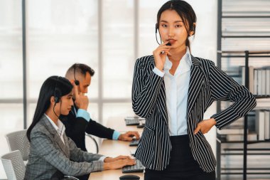 Ofiste çalışan kulaklık takan işadamları uzak müşteri ya da meslektaşlarını desteklemek için çalışıyorlar. Çağrı merkezi, tele pazarlama, müşteri destek acentesi telefon görüşmesinde hizmet sağlıyor. Jivy