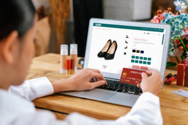 İnternet pazarından alışveriş yapan kadın modern yaşam tarzı için satış malzemeleri arıyor ve en yüksek siber güvenlik yazılımı tarafından korunan cüzdandan çevrimiçi ödeme için kredi kartı kullanıyor