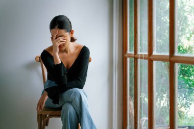 Depresyondaki zihinsel sağlık sorunu olan genç Asyalı kadın aşırı düşünme yorgunluğu, yıkıcı düşünce, asosyal, kaygı ve diğer akıl sağlığı bozukluklarından en yüksek tedaviye ihtiyaç duyuyor. .