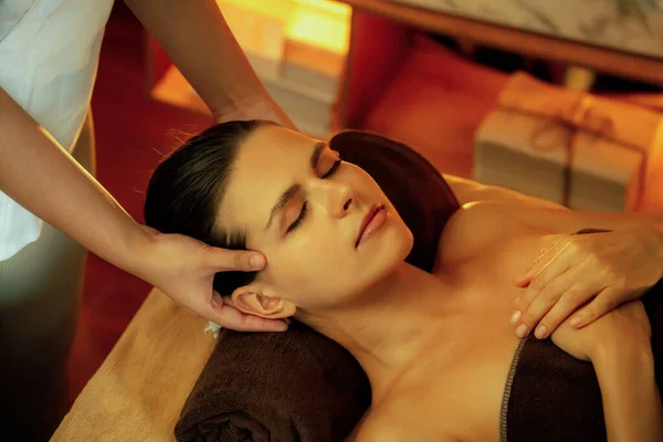 Vit Kvinna Njuter Avkopplande Stress Huvud Massage Och Bortskämd Ansiktsbehandling — Stockfoto
