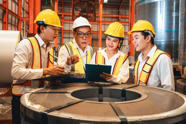 Team Engineer Foreman Meeting Metal Roll Briefing Discussion Metalwork Manufacturing — Stock Photo, Image