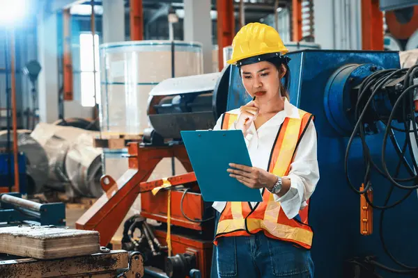 Professionele Kwaliteitscontrole Inspecteur Voert Veiligheidsinspectie Machines Productieproces Fabriek Vrouwelijke Ingenieur — Stockfoto