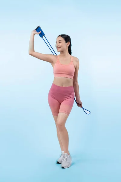 Młoda Energiczna Azjatycka Kobieta Sportowej Odzieży Skaczącym Lub Pomijającym Szlafrokiem — Zdjęcie stockowe