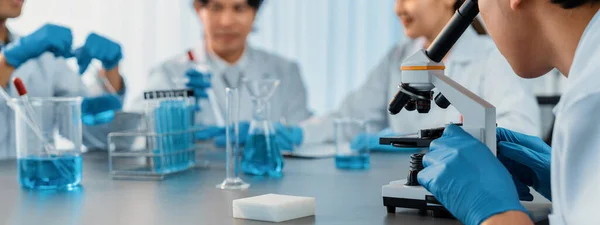 Grupo Científicos Dedicados Llevan Cabo Experimentos Químicos Utilizando Microscopio Laboratorio — Foto de Stock