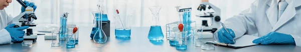 Grupo Científicos Dedicados Llevan Cabo Experimentos Químicos Investigación Laboratorio Médico —  Fotos de Stock