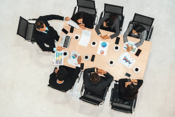 チームリーダーは ミーティングテーブルでチームの人々を奨励します エグゼクティブマネージャーは グループ会議でオフィスワーカーにコマンドを提供します ビジネスチームワークの動機と志の概念 ジヴィ — ストック写真