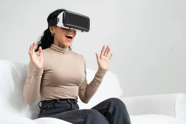 Jonge Vrouw Die Virtual Reality Bril Thuis Gebruikt Voor Cruciale — Stockfoto