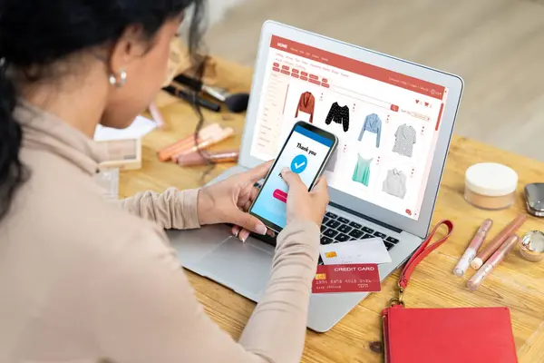 网上购物的女性在网上浏览现代生活方式的商品 并利用信用卡从钱包中获得在线付款 而钱包又受到重要的网络安全软件的保护 — 图库照片