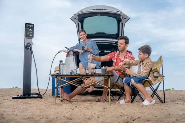 Familie Vakantie Reis Langs Het Strand Met Elektrische Auto Gelukkig — Stockfoto