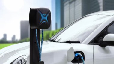 Yeşil Şehir Parkı 'ndaki ekolojik temiz enerji şarj istasyonundan gelen fütürist akıllı EV şarj aletinin şarj ettiği elektrikli araba. Alternatif enerji kullanan gelecekçi elektrikli araba. İnceleyin