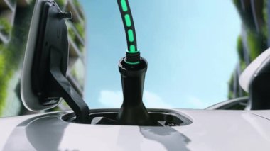EV şarj cihazı elektrikli arabaya takılır, elektrik yükleme için dijital hologram görüntülenir, gökyüzünün altında yakın çekim ağacı ve bina. Gelecekteki EV araba enerjisi sürdürülebilirliğinin son teknoloji icadı. İnceleyin