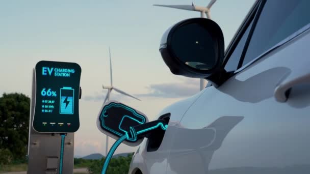 Електричний Автомобіль Заряджає Енергією Від Зарядного Пристрою Вітрогенераторній Фермі Зовнішнім — стокове відео