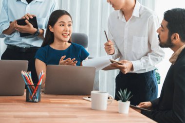 Profesyonel Asyalı çalışanlar, şirket ofisinde takım olarak çalışarak iş planları ve bilgisayarla başarılı olmak için verileri tartışırlar. Modern ofis çalışanı takım çalışması konsepti. Uyum