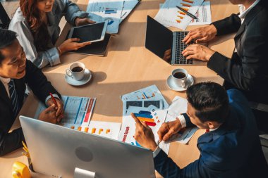 İş adamları grup toplantısı ofiste yukarıdan çekildi. İş kadınları, iş adamları ve ofis çalışanları toplantı masasında proje planlama belgeleriyle takım konferansında çalışıyorlar. Jivy