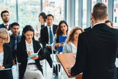Bir grup iş adamı seminer konferansında toplanıyor. Seyirciler, çalışanların eğitim seanslarındaki eğitmenleri dinliyor. Uzman konuşmacı ile ofis çalışanları toplantısı. Jivy