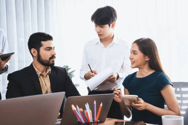 Profesyonel Asyalı çalışanlar, şirket ofisinde takım olarak çalışarak iş planları ve bilgisayarla başarılı olmak için verileri tartışırlar. Modern ofis çalışanı takım çalışması konsepti. Uyum