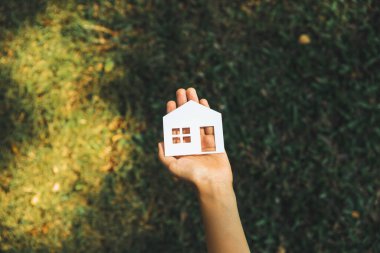 Top view ev ikonu, emlak satışlarının bir parçası olarak ev kredisi fırsatını sunuyor. Çevre dostu evleri desteklemek, sürdürülebilir parlak gelecek için vizyonu somutlaştırmak doğayla beslenmek. Döngü