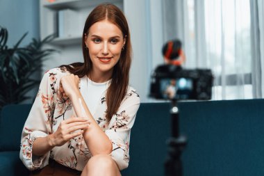 Kadın Etkilenen Vlog video görüntülerini sosyal medya ya da blog 'da en üst düzeyde yayınlıyor. Kozmetik stüdyosu ışıklandırmalı mutlu genç kız çevrimiçi pazarlama oturumu yayını için..