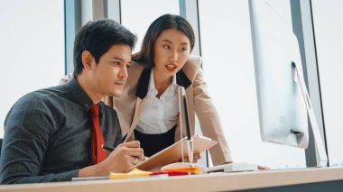 İki iş adamı toplantı odasında proje stratejisi hakkında konuşuyor. İş adamı, iş yerinde iş arkadaşlarıyla proje planlamasını tartışırken aynı zamanda mali raporla ilgili sohbet ve tavsiyelerde bulunuyor. Jivy