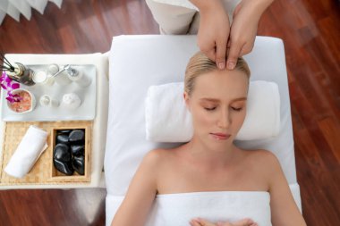Panorama 'da kadınların stres önleyici kafa masajından ve lüks tatil beldesi veya otel spa salonundaki modern ışık ortamında yüz güzelliği eğlencelerini şımartmaktan hoşlandığı bir manzara var. Sessiz.