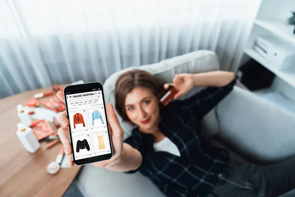 Genç Mutlu Kadın Internetten Alışveriş Yaparak Ürün Satın Alırken Aynı — Stok fotoğraf