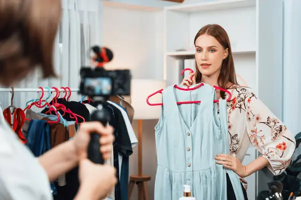 Frauen Influencer Schießen Live Streaming Vlog Video Review Kleidung Äußerste — Stockfoto