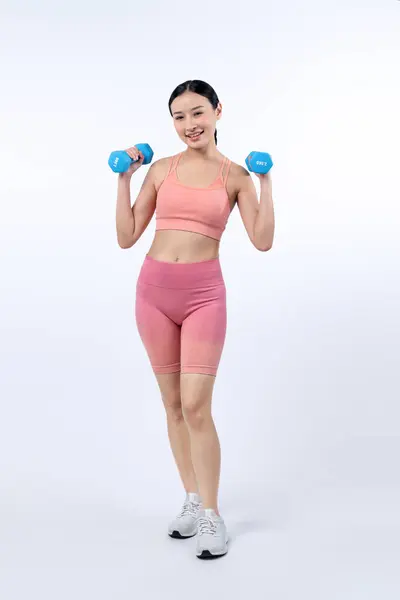 Energiczna Kobieta Wykonująca Ćwiczenia Podnoszenia Hantli Odosobnionym Tle Młoda Atletyczna — Zdjęcie stockowe