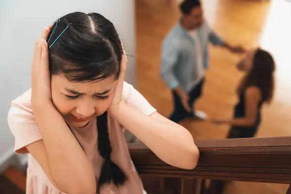 Zestresowana Nieszczęśliwa Młoda Dziewczyna Zakrywa Uszy Blokując Napięcie Dźwięku Kłótnią — Zdjęcie stockowe