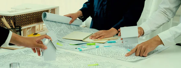 노동자 건축가 엔지니어는 도시의 개발자 계획을 안내하기 지역의 지형지도와 부동산 — 스톡 사진