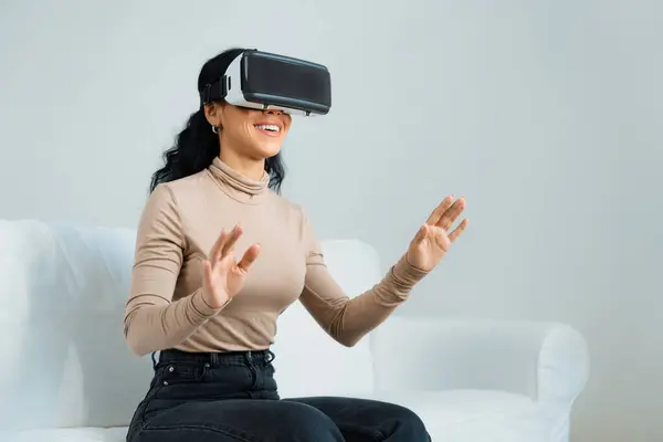 Молодая Женщина Использующая Виртуальную Реальность Виртуальной Реальности Очки Дома Критического — стоковое фото