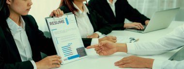 Aday, ofis masasında insan kaynakları müdürüyle iş görüşmesi yapıyor ve boş işe alma pozisyonunu doldurmak için konuşmacı arıyor. Profesyonel İK uzmanı görüşme adayı .