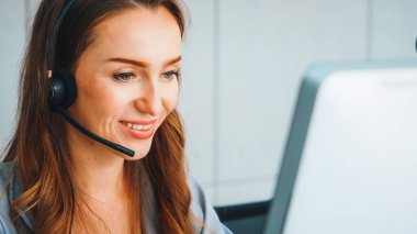 Ofiste çalışan kulaklık takan işadamları uzak müşteri ya da meslektaşlarını desteklemek için çalışıyorlar. Çağrı merkezi, tele pazarlama, müşteri destek acentesi telefon görüşmesinde hizmet sağlıyor. Jivy