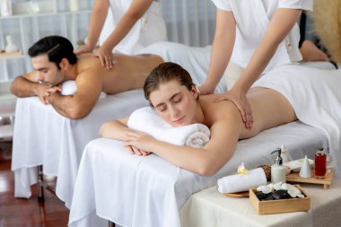 Kafkas çift müşterisi stres önleyici spa masajının keyfini çıkarıyor ve lüks otel veya oteldeki gündüz açık hava ortamında güzellik teniyle eğleniyor. Sessiz.