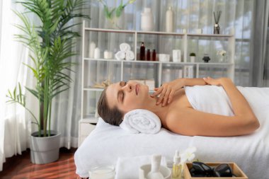 Kafkasyalı kadın müşteri stres önleyici spa masajının keyfini çıkarıyor ve lüks otel ya da oteldeki gündüz açık ortam güzellik salonunda güzellik teniyle eğleniyor. Sessiz.