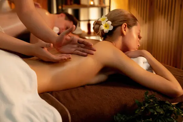 Kaukasische Paar Kunden Genießen Entspannende Stress Wellness Massage Und Verwöhnen — Stockfoto