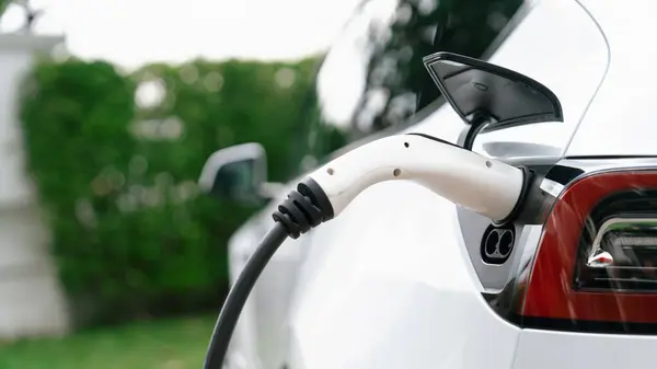 충전소에서 배터리를 충전하는 자동차 포트에 충전기 플러그 미래의 개념을위한 현대적인 — 스톡 사진
