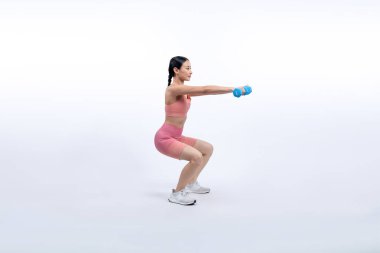 Güçlü enerjik kadın halter kaldırma egzersizi yapıyor izole arka planda. Genç atletik Asyalı kadın dayanıklılığı ve dayanıklılık eğitimi rutin vücut egzersizi..