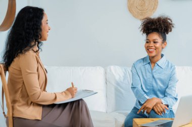 Mutlu hasta ve psikolog klinikte olumlu duygularla ruh sağlığı sohbeti yaparken, aynı zamanda yurtiçi ofisteki psikologlara başarılı bir iş ve yaşam sunuyor.