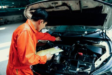 Otomotiv servisi mekanik teftişi ve araba motoru sorunu teşhisi, garaj atölyesinde tamir ve onarım sorunları. Teknisyen araba bakımı aracın iç parçaları üzerinde çalışıyor. Oxus.