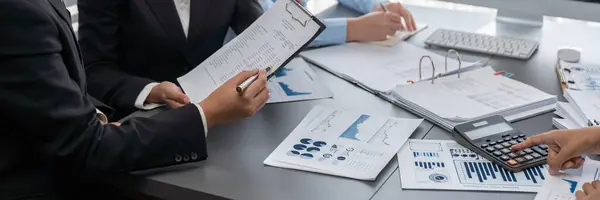 Revisorsteam Samarbetar Kontoret Och Analyserar Finansiella Data Och Räkenskaper Kompetens — Stockfoto