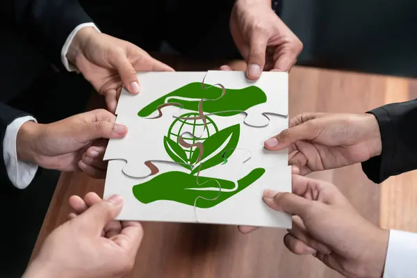 Cohesieve Groep Zakenmensen Die Puzzelstukjes Vormen Het Symbool Van Milieubewustzijn — Stockfoto