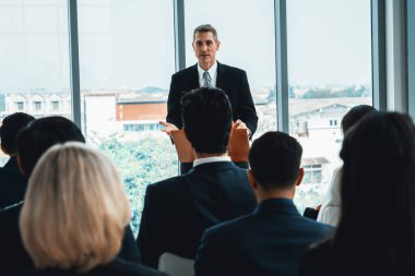 Bir grup iş adamı seminer konferansında toplanıyor. Seyirciler, çalışanların eğitim seanslarındaki eğitmenleri dinliyor. Uzman konuşmacı ile ofis çalışanları toplantısı. Jivy