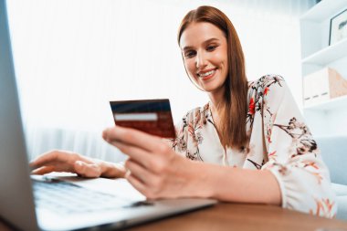 Çevrimiçi ödeme, bankacılık ve internet ağındaki alışveriş için kullanılan kredi kartını çevrimiçi güvenli cüzdan için kredi kartı teknolojisini gösteren dizüstü bilgisayarla kapat.