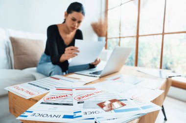 Stresli genç kadının kredi kartı borçlarıyla ilgili maddi sorunları var. En çok kötü kişisel para ve mortgage ödeme yönetimi krizi kavramını gösteriyor..