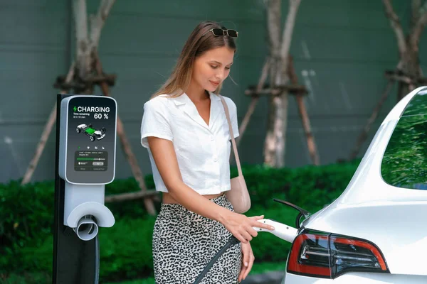 Jonge Vrouw Reizen Met Elektrische Auto Opladen Groene Duurzame Stad — Stockfoto