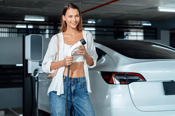 Jonge Vrouw Reizen Met Elektrische Auto Naar Winkelcentrum Parkeerplaats Opladen — Stockfoto