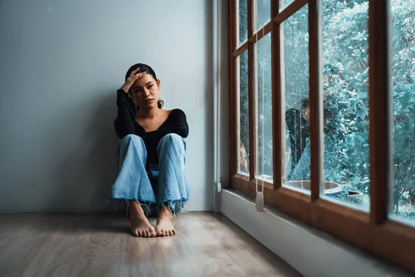 Depresyondaki Zihinsel Sağlık Sorunu Olan Genç Asyalı Kadın Aşırı Düşünme — Stok fotoğraf